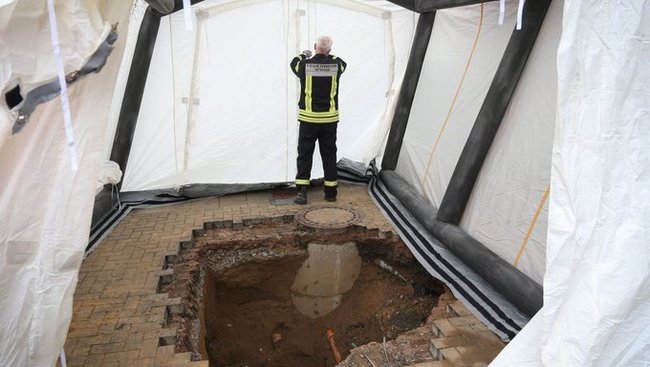 У Німеччині при ремонті плитки на парковці знайшли восьмиметровий тунель, що веде до банку » PostRoll - гарячі новини звідусіль